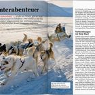 Winterabenteuer: Hundeschlittenfahrt. Bild: Sechs Huskys ziehen Schlitten durch verschneite Landschaft, Fahrer darauf sitzend.