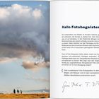 Links oben: "Wenn Wolken ihre eigene Landschaft malen...". Rechts: "Hallo Fotobegeisterte!". Unten eine weite Landschaft mit drei Menschen.