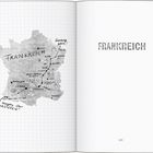 Links: handgezeichnete Frankreichkarte mit Städten und Weg, rechts: "FRANKREICH" in großem, schlichten Text.