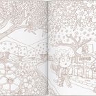 Illustration einer Frühlingslandschaft mit Bäumen in Blüte, Blumen und einem Kätzchen, das auf einem Pfad geht.