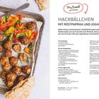 35 g Eiweiß pro Portion. HACKBÄLLCHEN MIT RÖSTPAPRIKA UND JOGHURT-DIP. Links Hackbällchen und Paprika auf einem Blech.