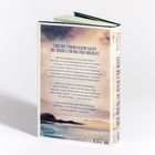Rückseite eines Buches mit dem Titel „ÜBER DIE UNERMESSLICHE KRAFT DES MEERES UND DER FREUNDSCHAFT“. Unten ein Meer-Bild.
