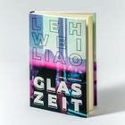 Text: "LEH WEI LIAO GLASZEIT ROMAN LUCHTERHAND". 
Buntes Buchcover mit verschwommenem Stadtbild.