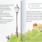 Bertha durchsucht jetzt die Schule. Drei Kinder schauen neugierig aus einem Gebüsch. Eine Katze blickt hervor.