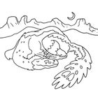 Keine Texte vorhanden. Illustration: Ein großer Drache ruht in einer Wüstenlandschaft mit Bergen und Mondsichel im Hintergrund.