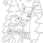 Ein Waschbär steckt einen Brief in einen Postkasten, auf dem "POST" steht. Daneben steht ein Vogel mit Mütze, umgeben von Tannen.
