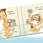 Texte: "Und jetzt spülen wir den Schaum wieder weg! Wo ist Hasi?" Kind beim Baden mit Spielzeug und Badeschaum.