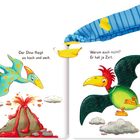 "Der Dino fliegt so hoch und weit. Warum auch nicht? Er hat ja Zeit." Zwei bunte Dinosaurier fliegen über Vulkan und Wolken.