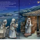 Ein Hirte öffnet eine Stalltür für zwei Männer, von denen einer ein Schaf trägt. Ein Hund und eine Katze sind ebenfalls zu sehen.