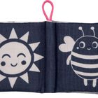 Illustration eines glücklichen Sonne und einer lächelnden Biene auf einem Stoffbuch, mit einer pinken Schlaufe oben.