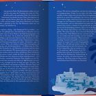 Doppelseitiges Buch mit Text auf Deutsch. Rechts eine Illustration: Nachtlandschaft, Palmen, Gebäude, Sterne.