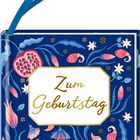 „Zum Geburtstag“ in Goldschrift auf blauem Hintergrund mit floralen Mustern; oben eine blaue Schlaufe.