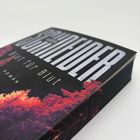"BLUT FÜR BLUT" und "Roman". Schwarzer Buchumschlag mit roten Bäumen.