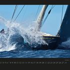 „Velsheda“ und „Saint Barths Bucket Regatta“ unten. Segelboot kämpft gegen hohe Wellen, Gischt spritzt.