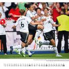 FEBRUAR. 1:0 nach 10 Minuten durch Kerstin Garefrekes... Kicker Logo. Jubelnde deutsche Fußballspielerinnen am Spielfeldrand.