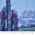 Unterer Bereich: Kalender vom Monat Februar. Oberer Bereich: Nebelige Küstenszene mit Fischernetzen und Hütten.