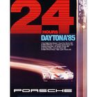 Text: "PORSCHE SWEEPS 24 HOURS DAYTONA '85". Rennwagen von Porsche. Poster-Design mit dynamischer Bewegung.