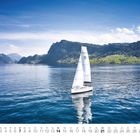 Kalender zeigt Monat 2 mit Segelboot auf ruhigem See umgeben von Bergen und klarem Himmel.