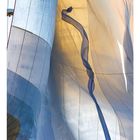 02 – Kalenderdaten unten in einer Reihe. Großes Segel in sanften Farben, leicht im Wind wehend, mit Lichtreflexen.