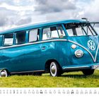 „P-LV 8207“. Türkiser Bulli auf einer Wiese, bewölkter Himmel. Kalender unten: Monat Februar, Tage 1 bis 28.