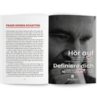 Linke Seite: "Frage deinen Schatten". Rechte Seite: "Hör auf, dich über die Zeit... Definiere dich über den Impact...".