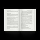 Der Text beginnt links mit "DER ELEFANT IN DEINEM BETT" und rechts mit "DIE ABWEHR IST WEG – UND JETZT". Layout eines offenen Buchs.