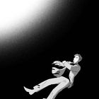 Eine Person in einem Anzug fällt durch einen schwarzen Raum, das Gesicht ist überrascht. Links oben ein heller Lichteffekt.