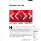 Text: "Doing the right thing. At work, as in life, finding the right solution to a challenge can be difficult."

Ein Bild mit einer Frau, die vor einer roten Wand mit weißen Pfeilen steht. Eine zweite Person geht vorbei.