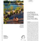 "CHÈRES LECTRICES, CHERS LECTEURS," unterhalb eines Flussufers in Paris mit Radfahrern und einer Brücke im Hintergrund.