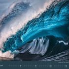 FEBRUAR, SWORD OF THE SPIRIT. Eine kraftvolle Welle erhebt sich, blau und weiß schimmernd, energiesprühend im Ozean.