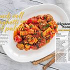 "Rigatoni alla Norma" Rezepttext, daneben ein Teller mit Rigatoni und Auberginen in Tomatensoße, mit Petersilie garniert.