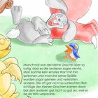 Ein Drache, Hase und Vogel lachen auf einer Wiese. Text: "Manchmal war der kleine Drache aber so lustig, dass..."