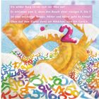 Text: Ein wilder Berg türmt sich vor Max auf. Er erklimmt eine 2, dann den Bauch einer riesigen 5. Die 7 ist eine wackelige Treppe. Höher und höher geht es hinauf. Oben auf dem Gipfel steht ein Mädchen. »Ich bin Cora.«

Illustration: Bunte Zahlen als Berglandschaft, weiße Schneehauben.