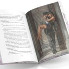 Linksseitiger Text spricht von Beziehungen und Heirat. Rechts Bild: Mann hebt Frau an einem eleganten Ort. Buch mit floraler Verzierung.