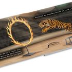 Text: "Oh nein, da ist ja Feuer! Soll der Tiger etwa durch diesen brennenden Reifen springen?" und "Atme tief ein und puste schnell das Feuer aus." Illustration: Ein Tiger springt durch einen brennenden Reifen in einer Arena.
