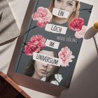 „Ein Loch im Universum“ von Marie Döling. Grauer Hintergrund, Gesichter von Frauen, rote Blüten und Risse.