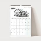 Text: "APRIL", "Geigelstein, 1808 m", "CHIEMGAUER ALPEN | 2027". Illustration eines Berges über einem Kalender.
