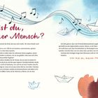 "Wer bist du, kleiner Mensch?" ist der zentrale Text. Es ist eine Illustration mit Notenlinien, Musiknoten und Papierbooten auf farbigem Hintergrund.