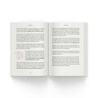 Ein aufgeschlagenes Buch mit dem Text: "Erfolg braucht keine Entschuldigung, Scheitern erlaubt keine Ausreden" auf der linken Seite.