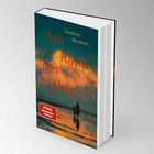 „Am Rand der Welt“ von Caroline Bernard. SPIEGEL Bestseller-Autorin. Cover zeigt zwei Personen am Strand bei Sonnenuntergang.
