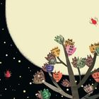 "Oh, wie strahlend rot du leuchtest!" Ein Baum mit Blüten aus Zeitungsausschnitten vor einem großen Mond.