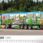 FEBRUAR 2027 Kalender. Ein bunt bemalter Lastwagen mit römischen Motiven, Colosseum, Legionären und Pferdewagen vor Wald.