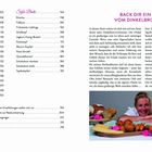 BACK DIR EIN STÜCK VOM DINKELBROTGLÜCK. Eine Frau lächelt neben verschiedenen Broten und Gebäckstücken.