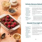 Schoko-Banane-Baked-Oats und Mandel-Overnight-Oats Rezepte. Links Schoko-Oats mit Himbeeren, rechts Mandel-Oats im Glas.