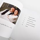 Widmung: "Für meine geliebten Eltern Naomi & Arik." Links Foto eines älteren Paares auf einem Sofa. Rechts ein Inhaltsverzeichnis.