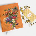"MARIGOLD. Die wundervolle Verbindung von Küche und Garten." Ein blumiges Buchcover und ein Umschlag "Seeds of Love".