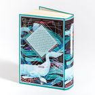 Rückentext über Captain Ahab und Moby-Dick. Bunte, wellenartige Gestaltung, blau und türkis, geometrische Muster.