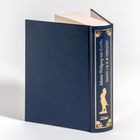 Der Buchrücken zeigt "Johann Wolfgang von Goethe FAUST I & II • URFAUST". Ein dunkelblaues Buch mit goldener Schrift.