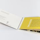 Gelbes Cover mit „SKAGEN“ und Text über das Fischerdorf als Künstlerkolonie. Beiliegendes Heft, teils sichtbar.