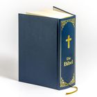 "Die Bibel" steht auf einem dunkelblauen, gebundenen Buch mit goldener Verzierung und einem Kreuz.